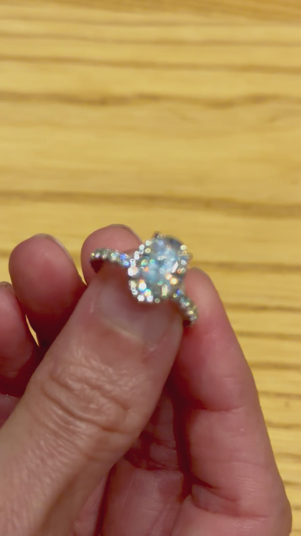 Anillo Emperatriz de Plata con Moissanita Oval de 2.5ct