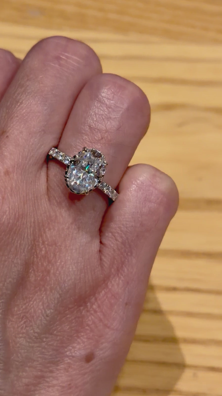 Anillo Emperatriz de Plata con Moissanita Oval de 2.5ct