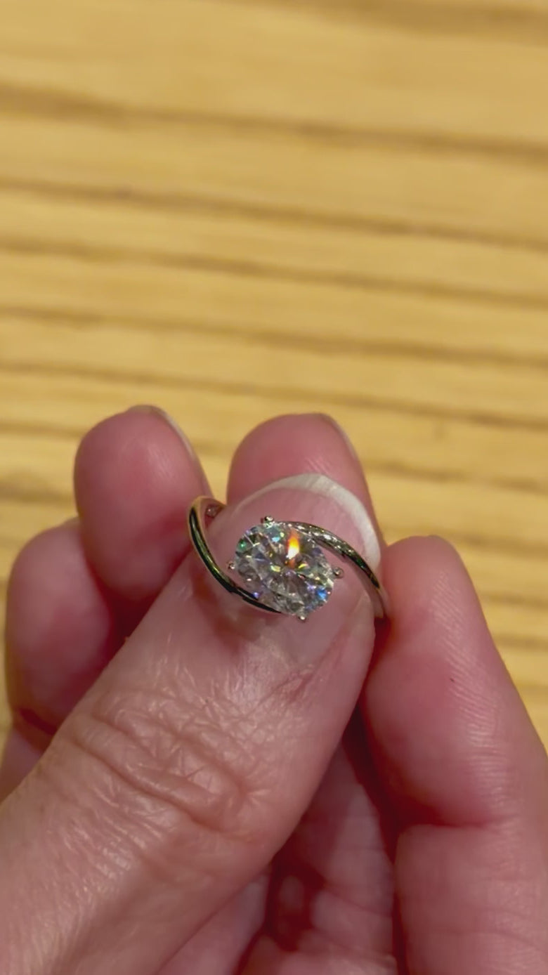 Anillo Abrazo de Plata con Moissanita Oval 1.5ct