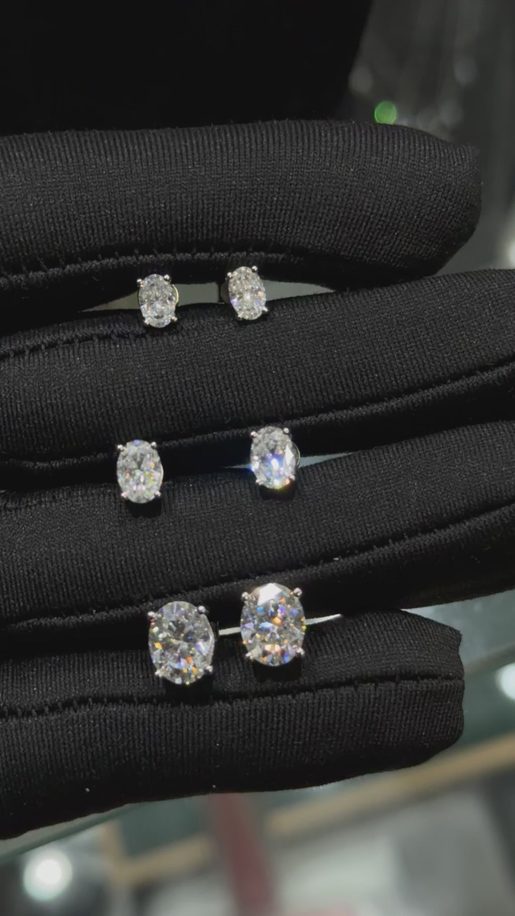 Aretes Solitario de Plata con Moissanita Oval