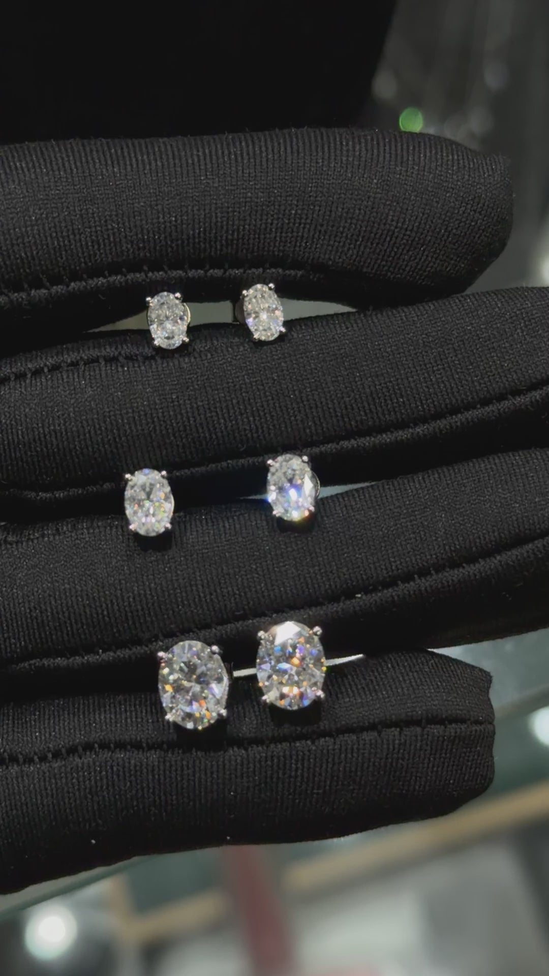 Aretes Solitario de Plata con Moissanita Oval