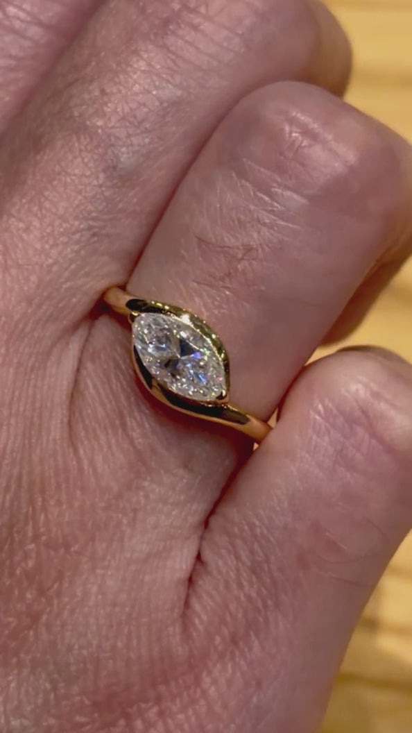 Anillo Solitario Custodia Marquise de Plata con Moissanita 1ct y baño de Oro