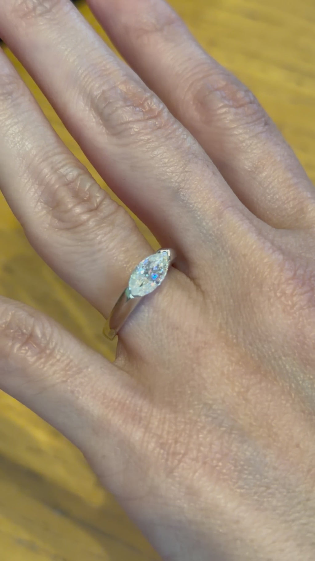 Anillo Marquesa Horizontal de Plata con Moissanita 1ct